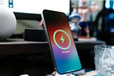 闵行苹果15换屏服务分享用什么充电器给iPhone15充电更好 
